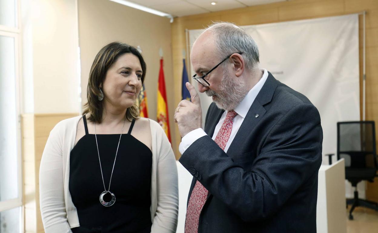 La actual consellera de Transparencia, Rosa Pérez, y el conseller hasta junio de 2019, Manuel Alcaraz, en una imagen de archico. I