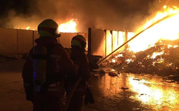 Imagen principal - Los efectivos trabajan durante la extinción de las llamas | La zona afectada tras el incendio.