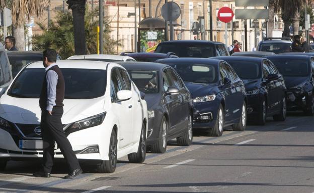 Imagen principal - Los coches oficiales, mal aparcados. 