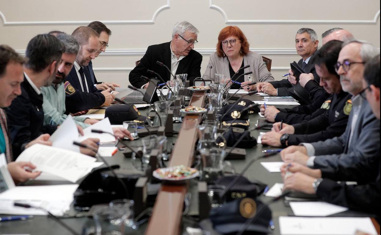 El alcalde Joan Ribó y la delegada del Gobierno en la Comunitat Valenciana, Gloria Calero, presiden la reunión de la Junta Local de Seguridad con motivo de las Fallas. 