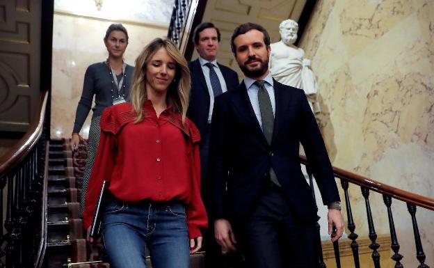 Casado, en el Congreso, junto a Álvarez de Toledo y su equipo. 