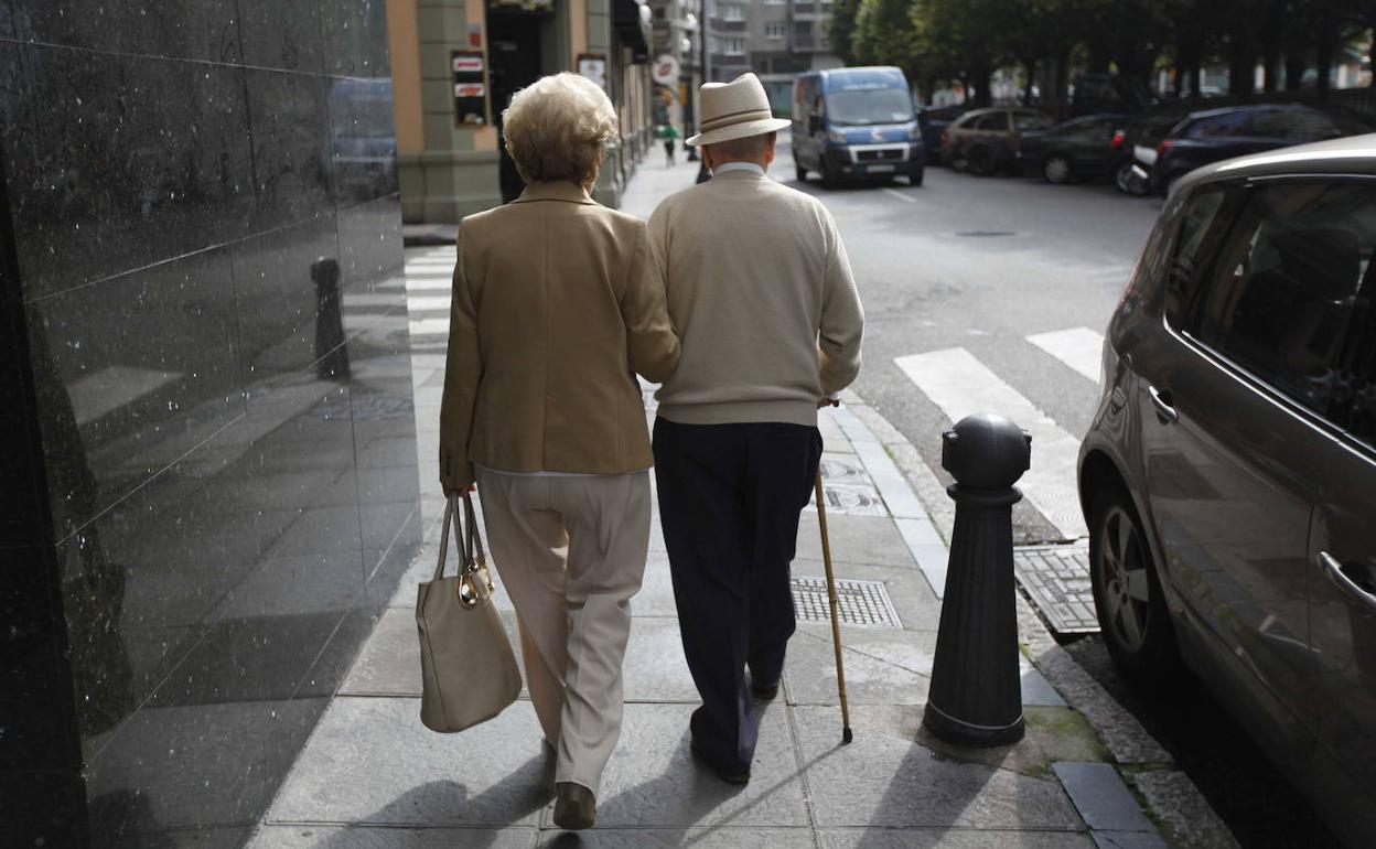 Una pareja de ancianos pasea por la calle, en una imagen de archivo.