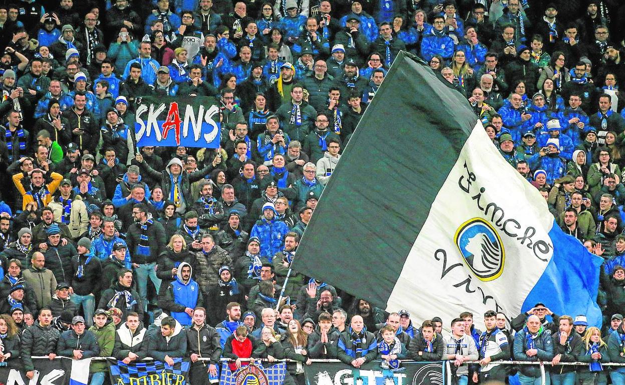 Los aficionados del Atalanta, durante el partido de ida en San Siro