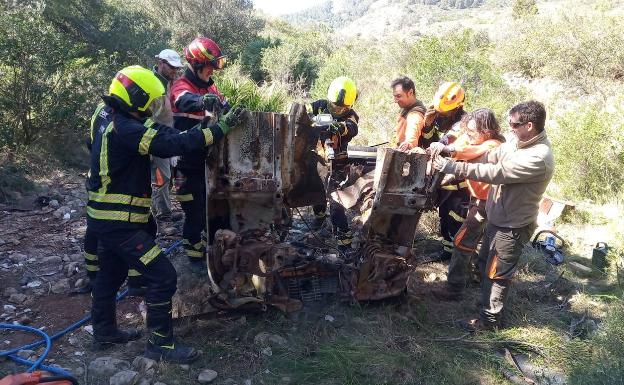 Retiran del parque natural del Montgó los restos de un coche que llevaba más de 20 años abandonado