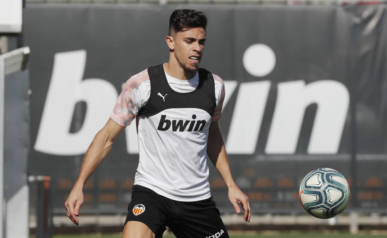 Paulista, durante el entrenamiento de ayer del Valencia