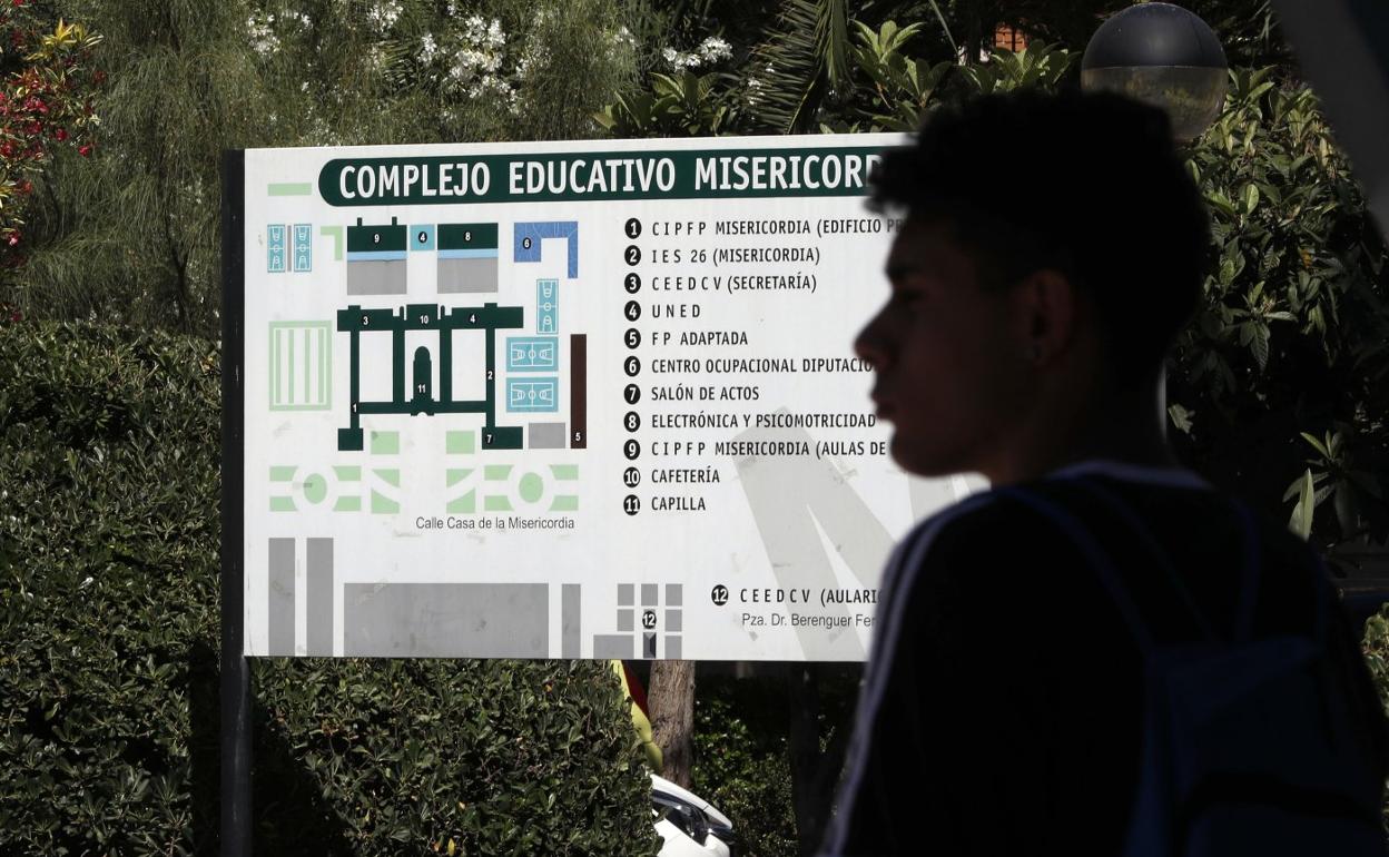 Alumno en las inmediaciones de un centro educativo de Valencia, en una foto de archivo.