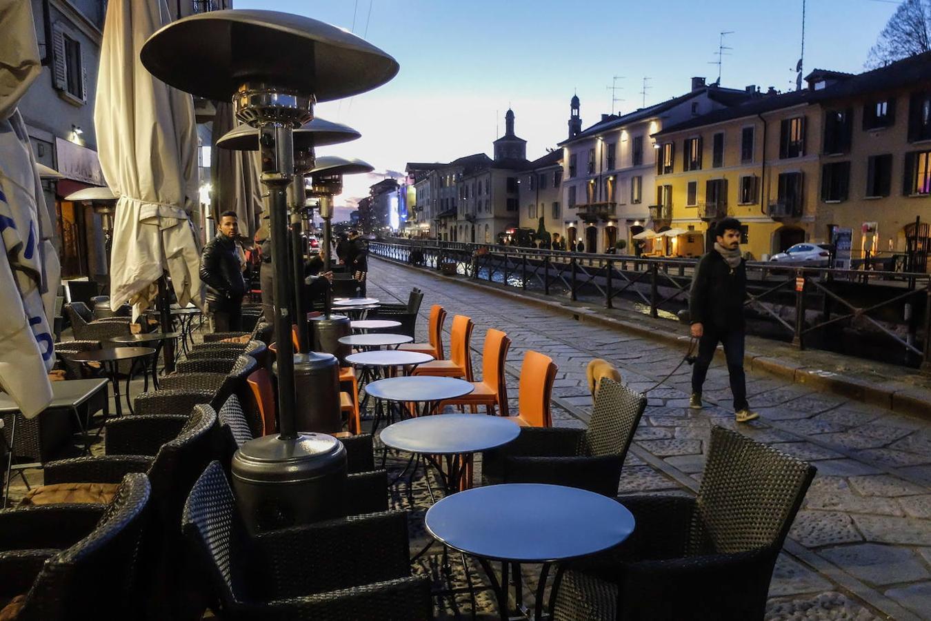 Bares y calles vacías en el área de Navigli, una de las áreas de la vida nocturna de Milán.