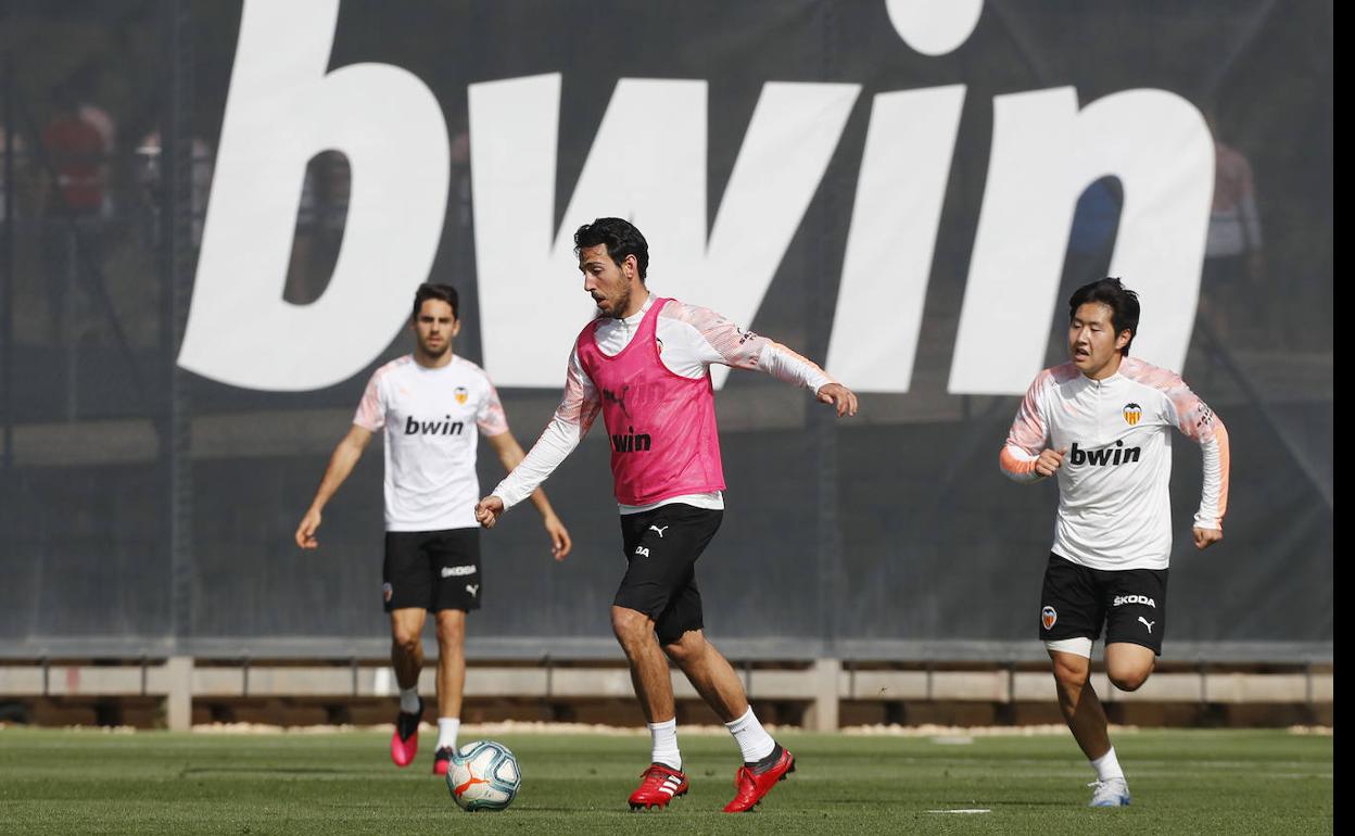 Parejo, con el esférico durante el entrenamiento de ayer del Valencia