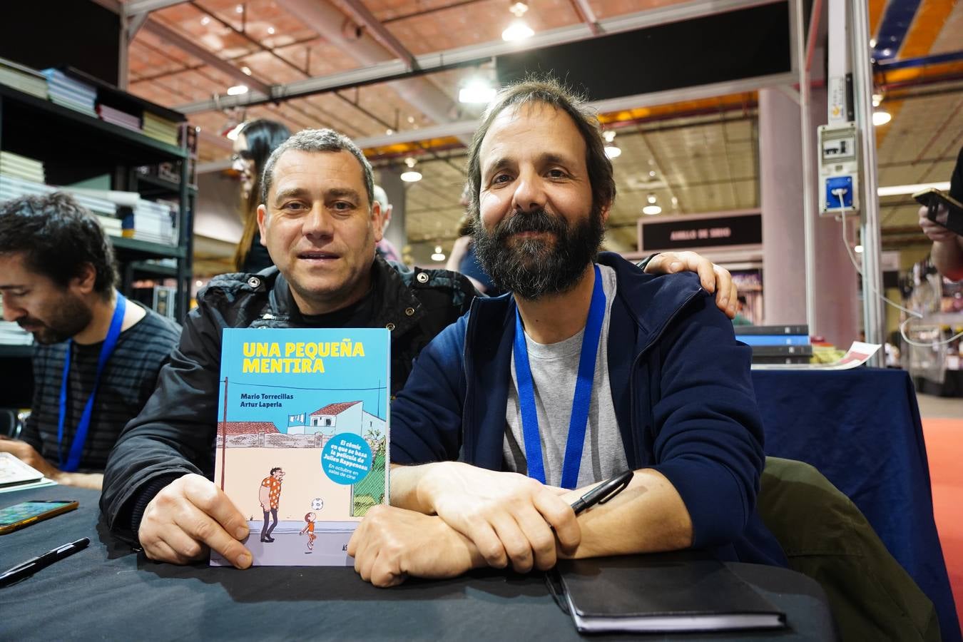 Cientos de personas en la apertura del Salón del Cómic de València, que reúne a 211 firmas expositoras, 120 autores de cómic e ilustración y un centenar de actividades, charlas y talleres infantiles.