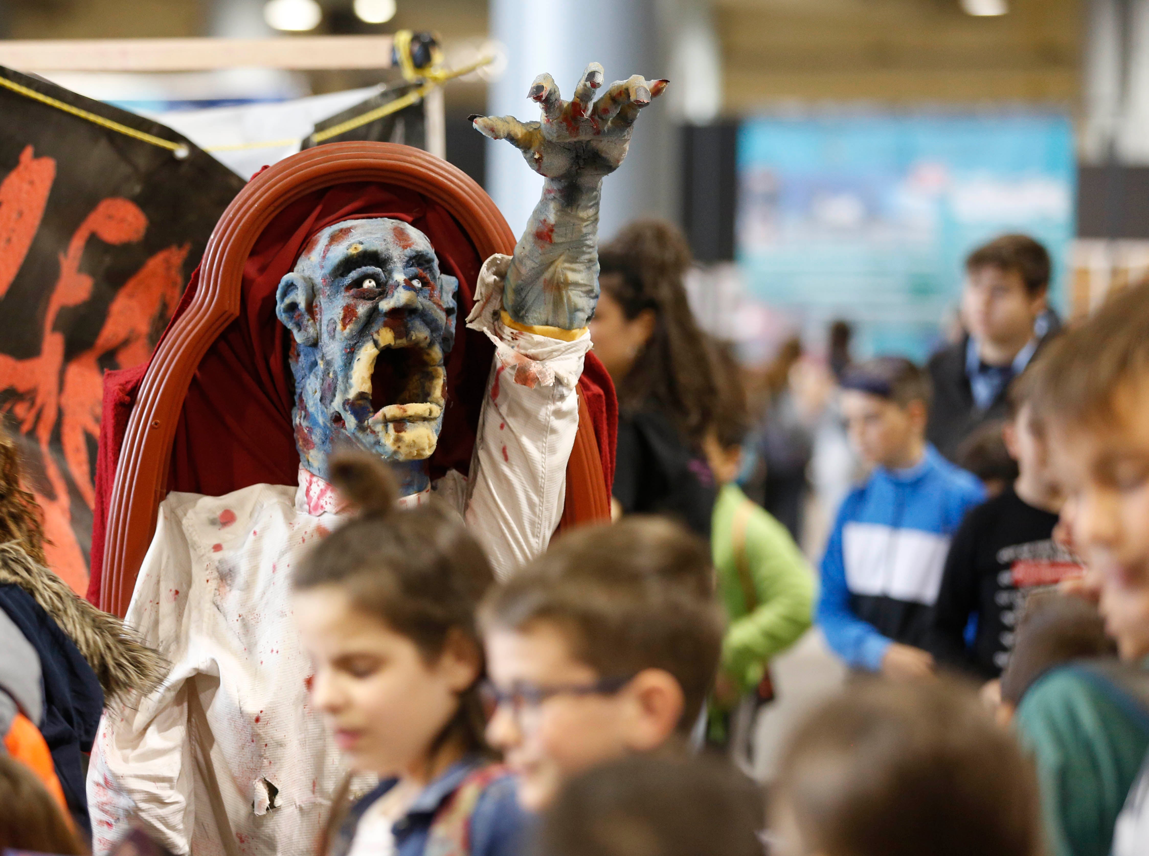 Cientos de personas en la apertura del Salón del Cómic de València, que reúne a 211 firmas expositoras, 120 autores de cómic e ilustración y un centenar de actividades, charlas y talleres infantiles.