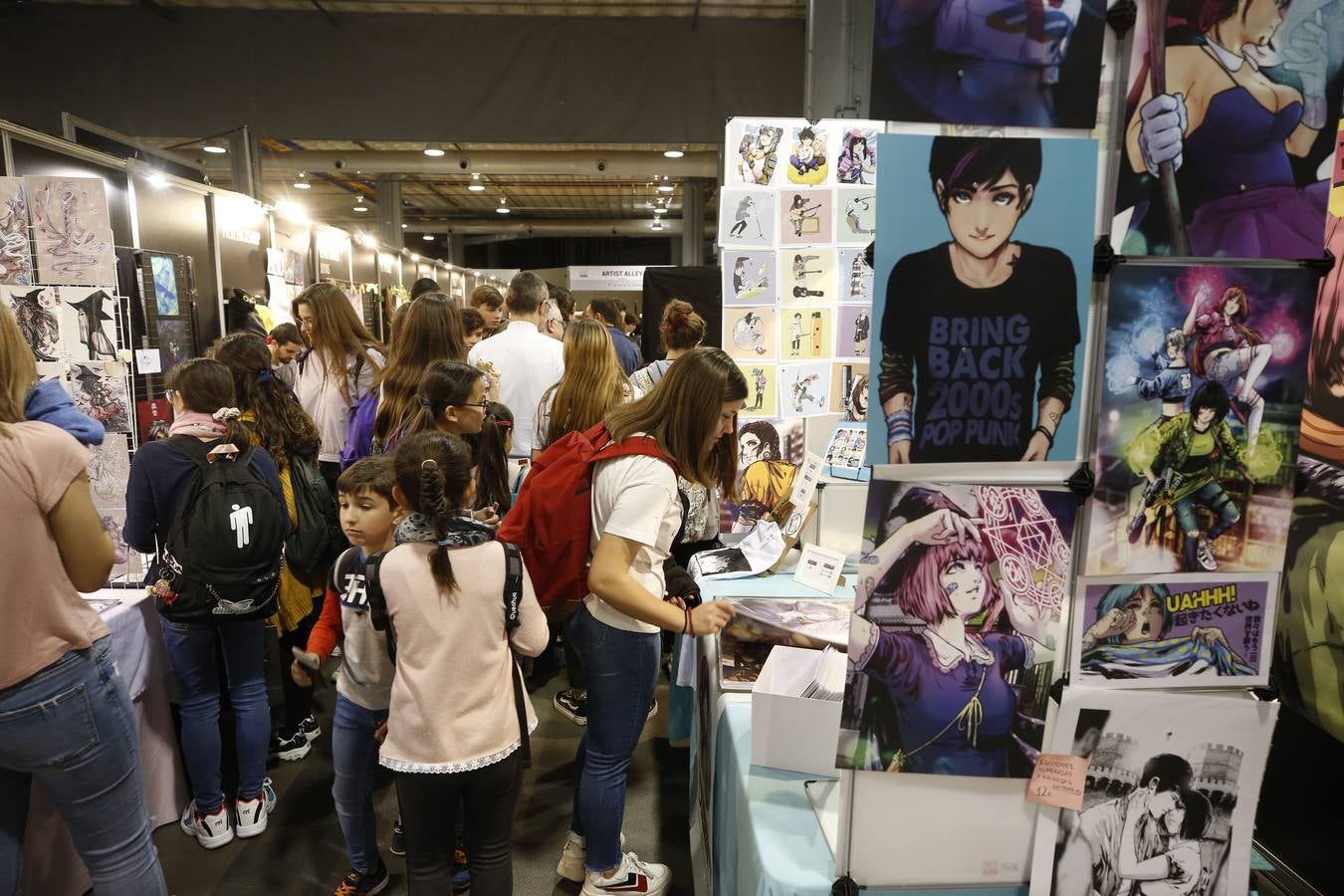 Cientos de personas en la apertura del Salón del Cómic de València, que reúne a 211 firmas expositoras, 120 autores de cómic e ilustración y un centenar de actividades, charlas y talleres infantiles.