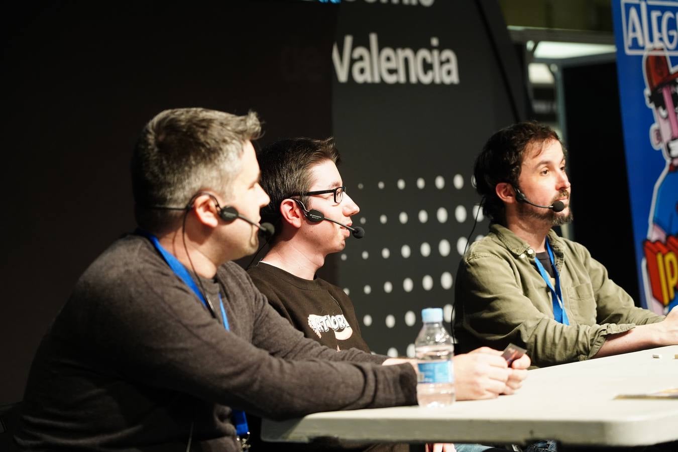 Cientos de personas en la apertura del Salón del Cómic de València, que reúne a 211 firmas expositoras, 120 autores de cómic e ilustración y un centenar de actividades, charlas y talleres infantiles.