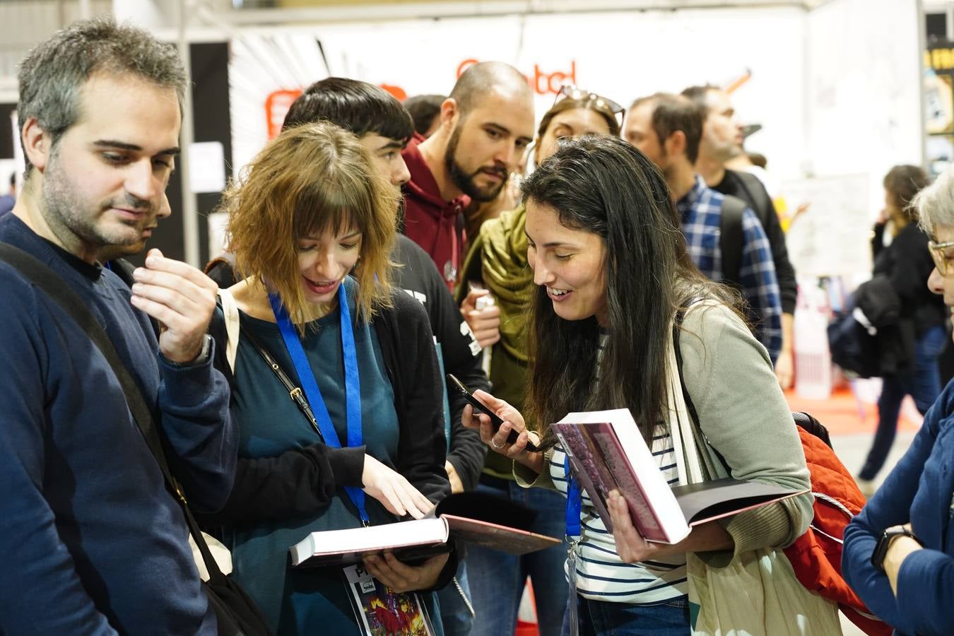 Cientos de personas en la apertura del Salón del Cómic de València, que reúne a 211 firmas expositoras, 120 autores de cómic e ilustración y un centenar de actividades, charlas y talleres infantiles.