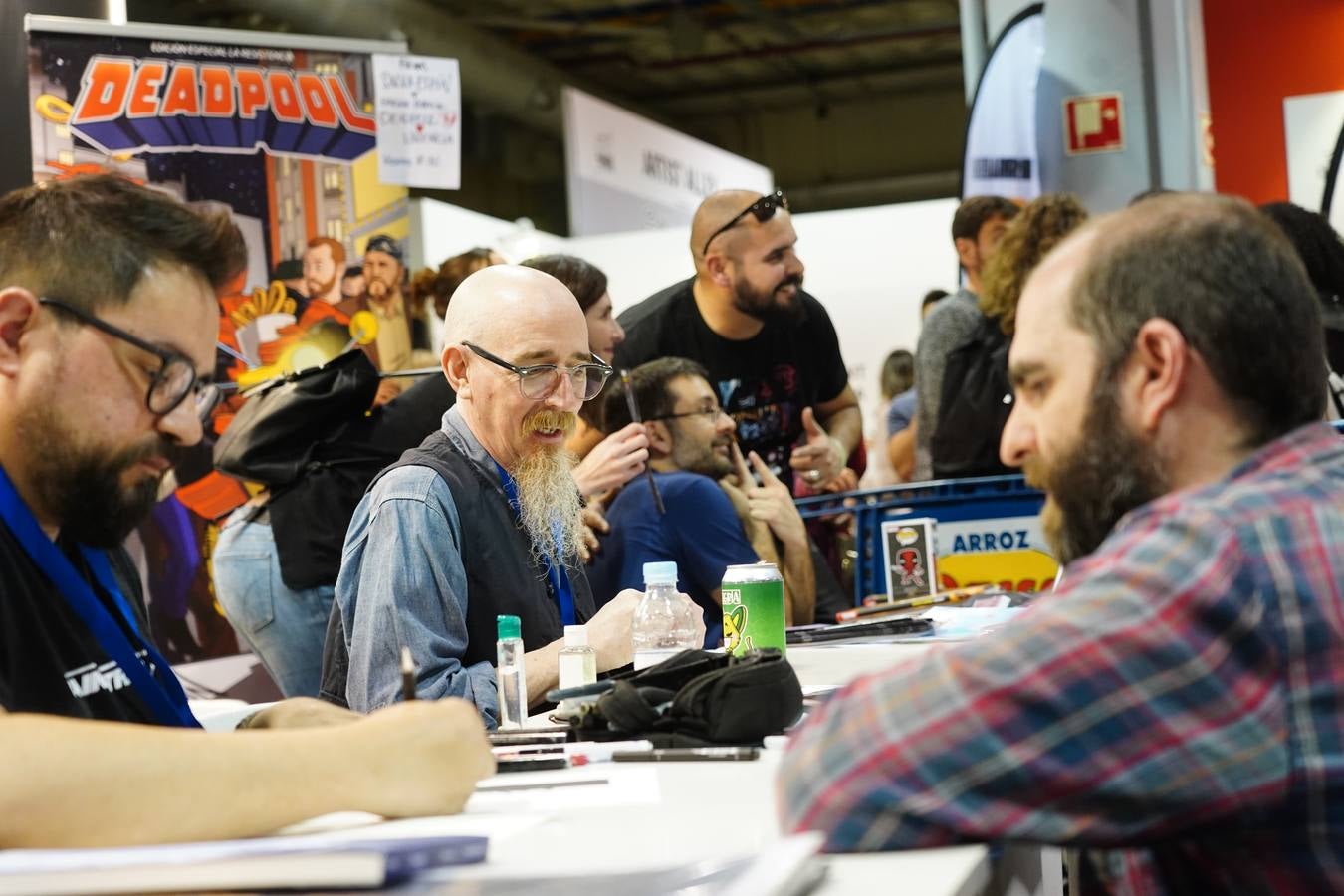 Cientos de personas en la apertura del Salón del Cómic de València, que reúne a 211 firmas expositoras, 120 autores de cómic e ilustración y un centenar de actividades, charlas y talleres infantiles.