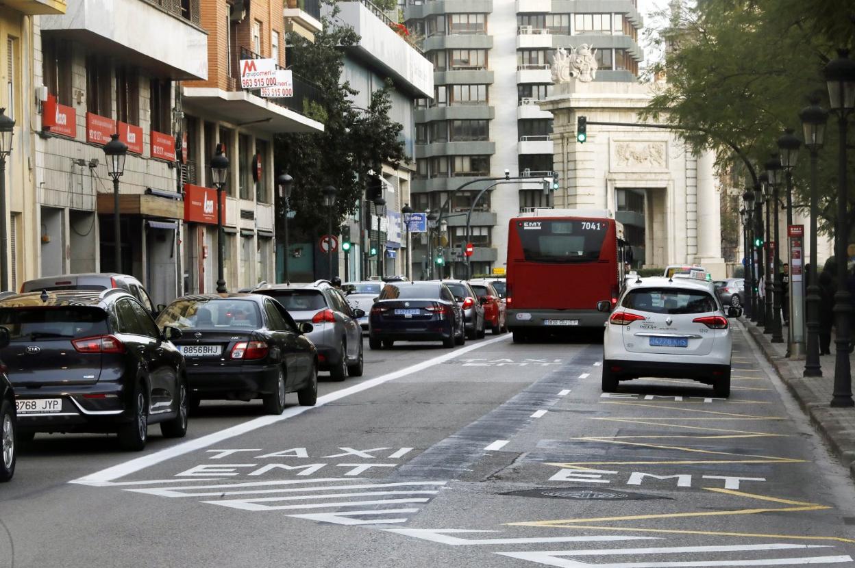 El carril bus doble de la calle General Palanca, ayer. irene marsilla