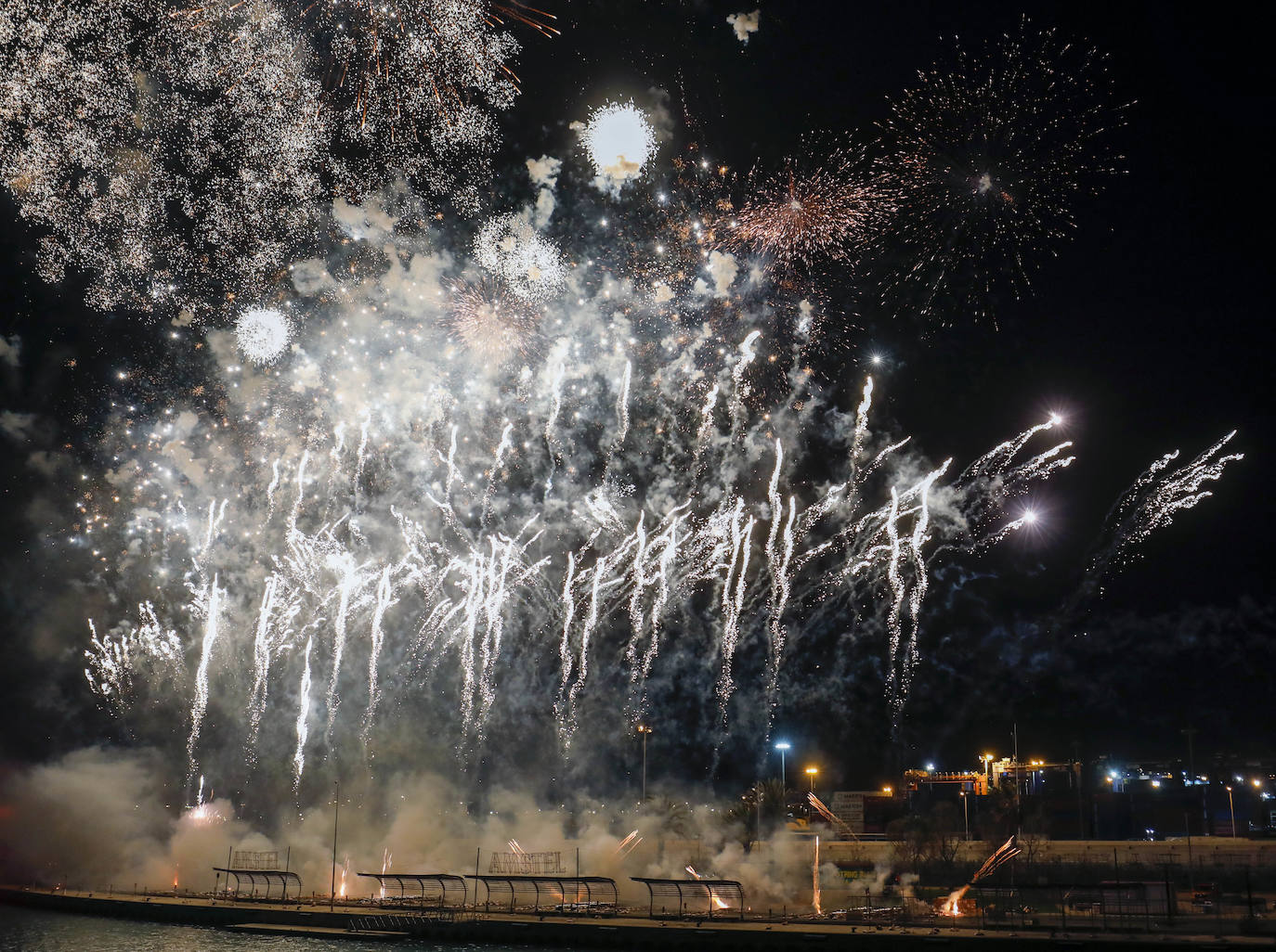 El espectáculo pirotécnico de Ricardo Caballer patrocinado por Amstel ha llenado hasta la bandera las instalaciones de la Marina. Finalmente el disparo se ha podido llevar adelante sólo con la parte del castillo multicolor y, tal como ya temía el pirotécnico días antes, se tuvo que suspender el disparo de una mascletà vertical que se tenía que montar sobre una grúa por las rachas de viento.