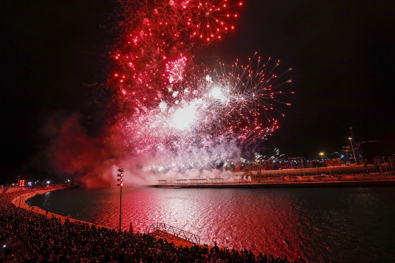 El espectáculo pirotécnico de Ricardo Caballer patrocinado por Amstel ha llenado hasta la bandera las instalaciones de la Marina. Finalmente el disparo se ha podido llevar adelante sólo con la parte del castillo multicolor y, tal como ya temía el pirotécnico días antes, se tuvo que suspender el disparo de una mascletà vertical que se tenía que montar sobre una grúa por las rachas de viento.