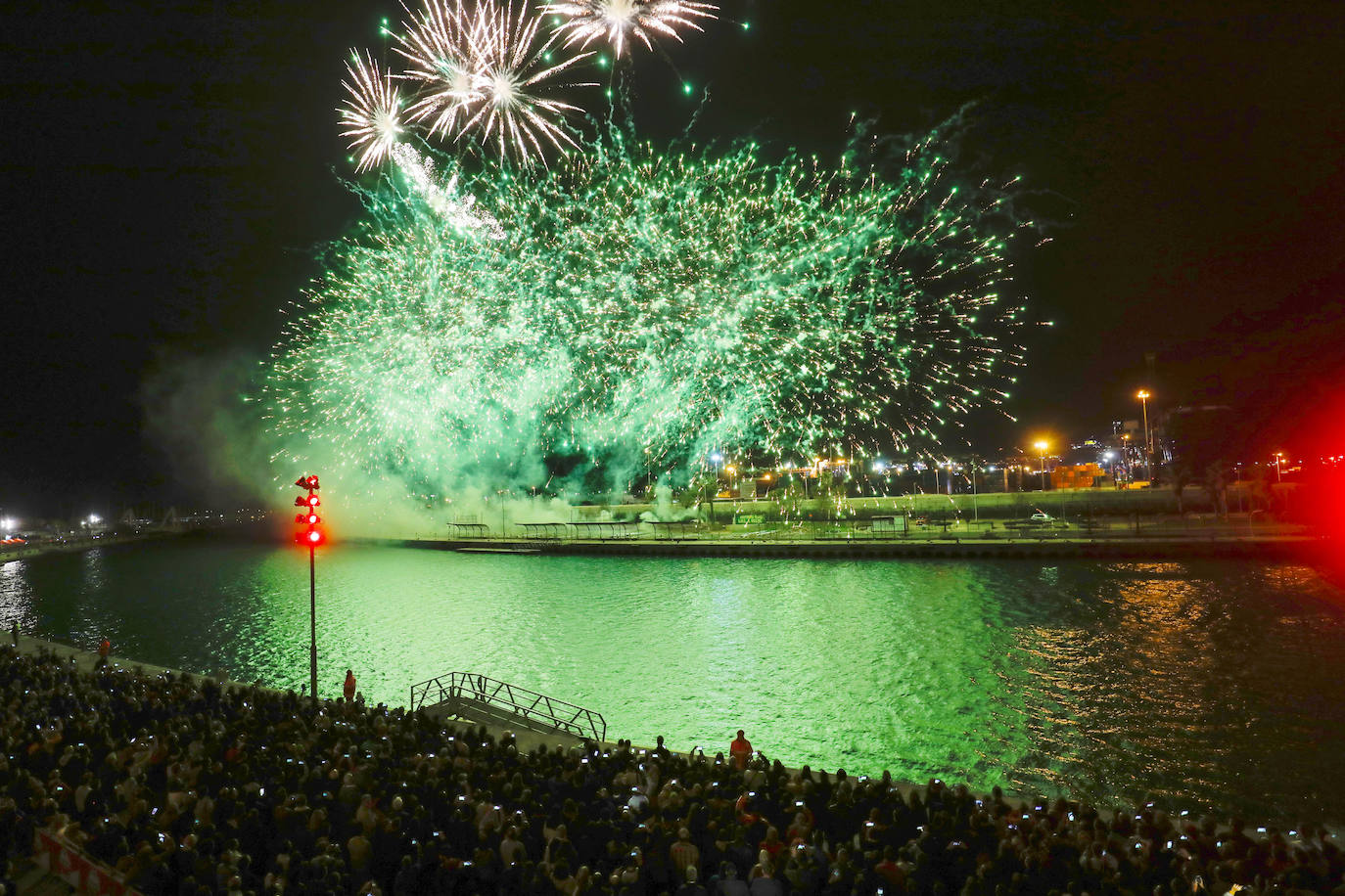 El espectáculo pirotécnico de Ricardo Caballer patrocinado por Amstel ha llenado hasta la bandera las instalaciones de la Marina. Finalmente el disparo se ha podido llevar adelante sólo con la parte del castillo multicolor y, tal como ya temía el pirotécnico días antes, se tuvo que suspender el disparo de una mascletà vertical que se tenía que montar sobre una grúa por las rachas de viento.