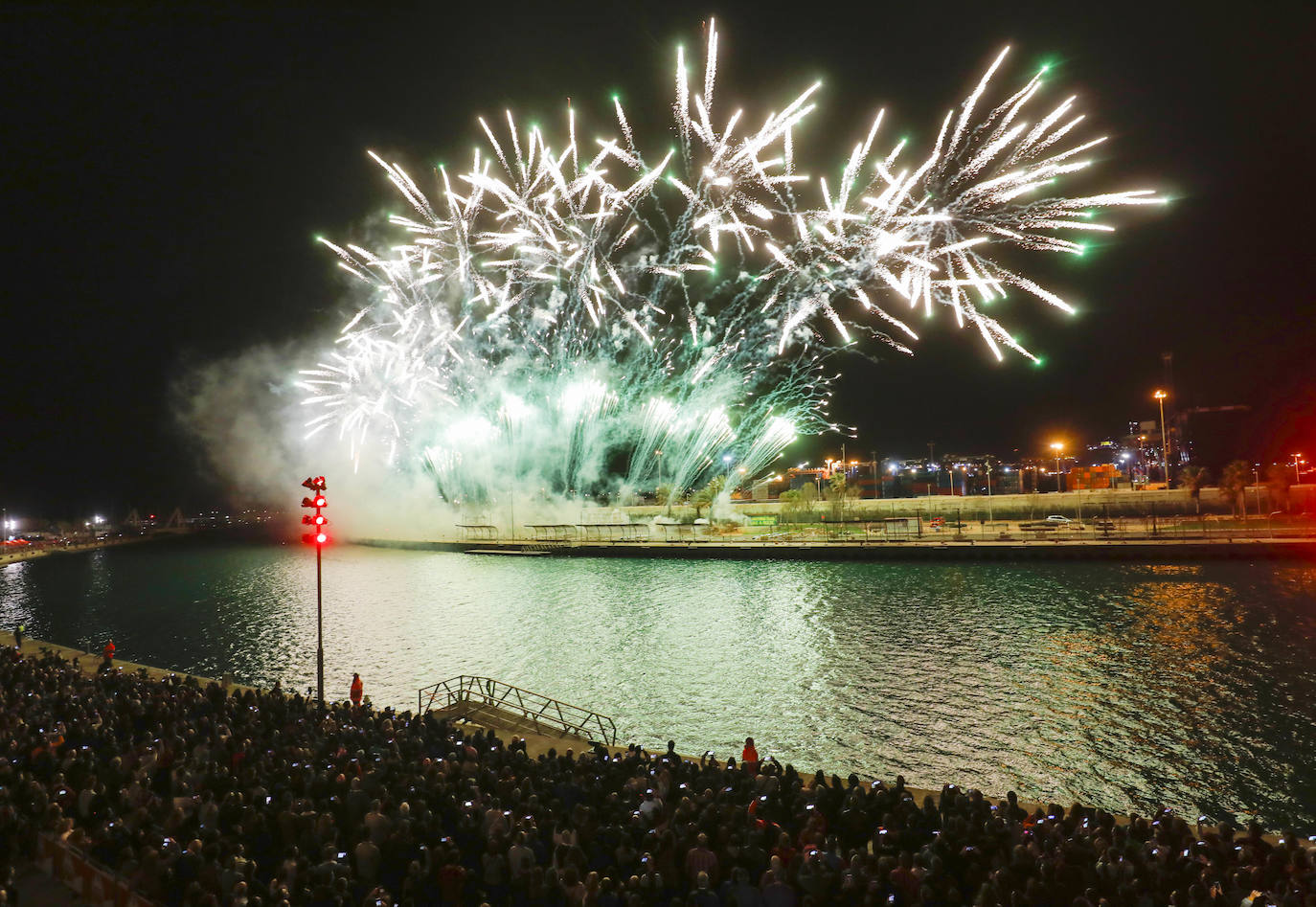 El espectáculo pirotécnico de Ricardo Caballer patrocinado por Amstel ha llenado hasta la bandera las instalaciones de la Marina. Finalmente el disparo se ha podido llevar adelante sólo con la parte del castillo multicolor y, tal como ya temía el pirotécnico días antes, se tuvo que suspender el disparo de una mascletà vertical que se tenía que montar sobre una grúa por las rachas de viento.