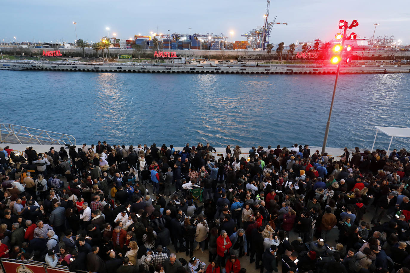 El espectáculo pirotécnico de Ricardo Caballer patrocinado por Amstel ha llenado hasta la bandera las instalaciones de la Marina. Finalmente el disparo se ha podido llevar adelante sólo con la parte del castillo multicolor y, tal como ya temía el pirotécnico días antes, se tuvo que suspender el disparo de una mascletà vertical que se tenía que montar sobre una grúa por las rachas de viento.