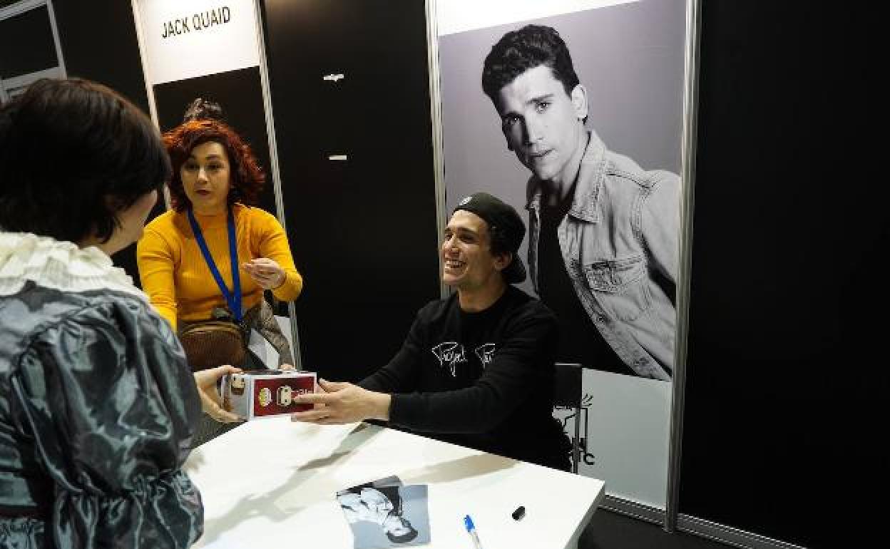 El actor Jaime Lorente firmando fotografías y compartiendo confidencias con los fans. 