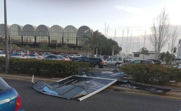 Un cartel derribado por el viento en Valencia. 