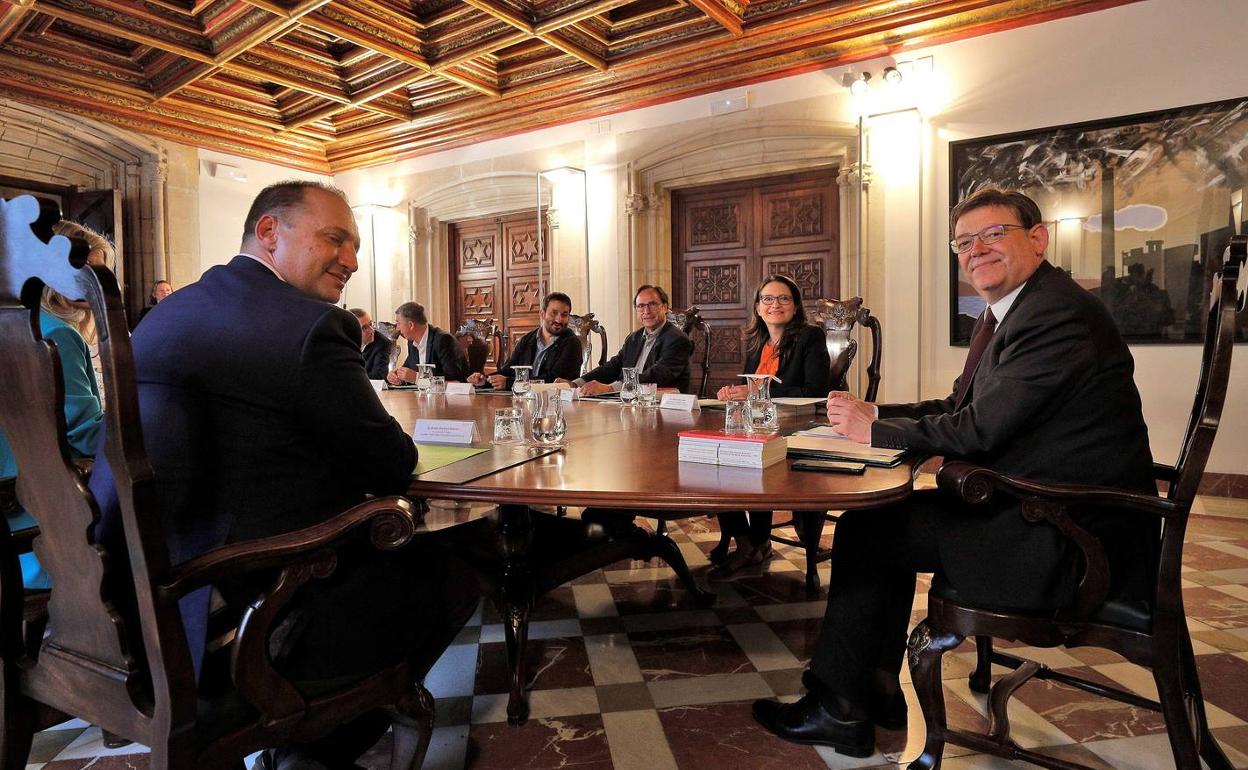 Puig preside una sesión plenaria del Consell. 