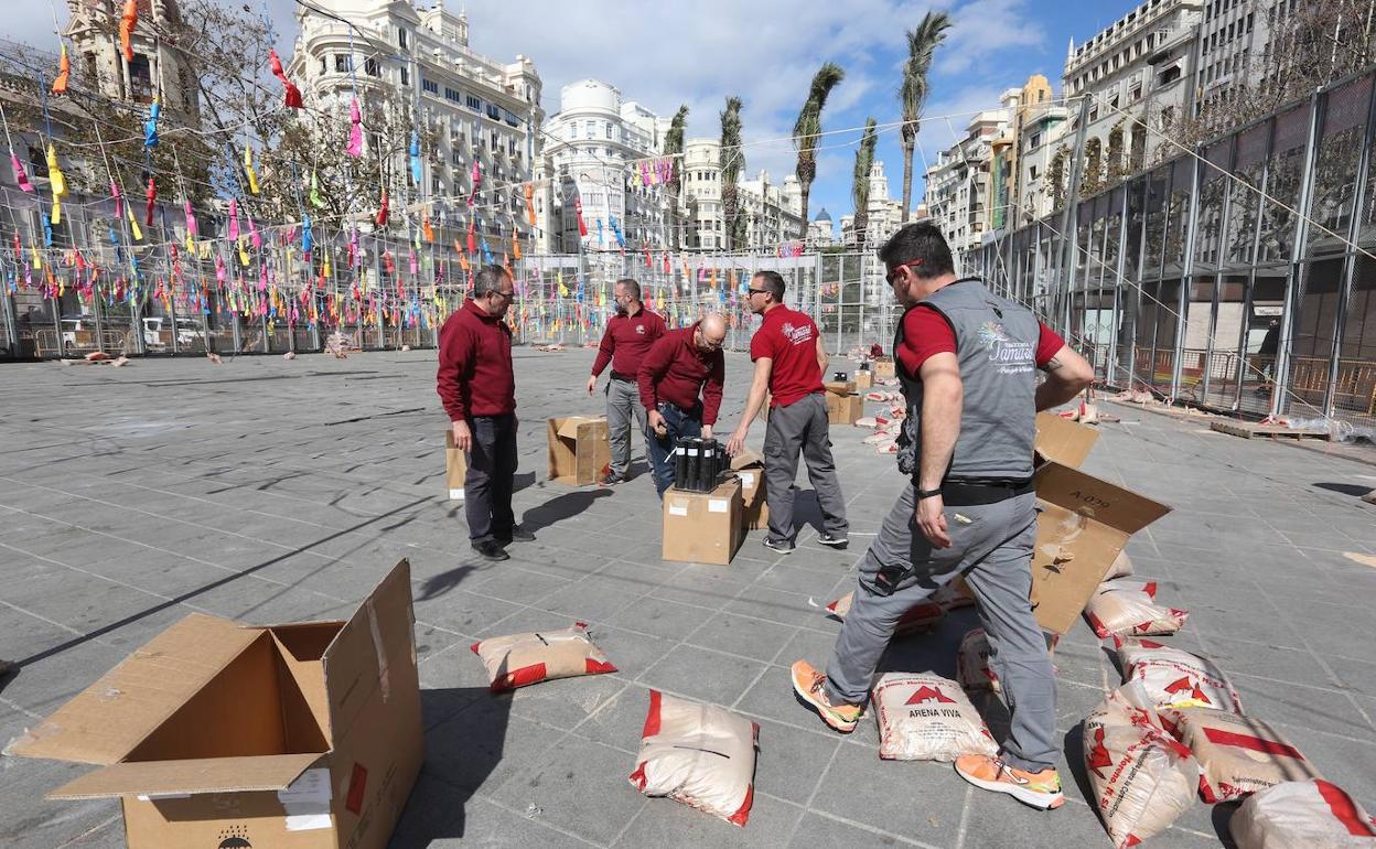 Los pirotécnicos recogen el material tras la suspensión del disparo. 