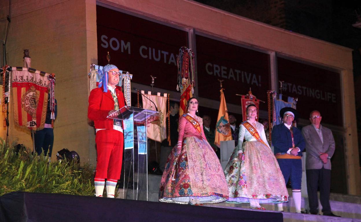 El pregonero, Jaume Pérez, durante su discurso junto a Safir Malonda, Martina Gimeno y el presidente de la JLF. 