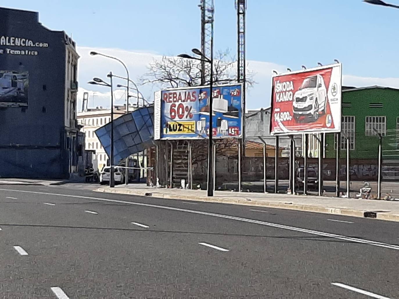 Cortada la calle Ingeniero Manuel Soto tras caída de unas vallas publicitarias y ante el riesgo de que caigan otras