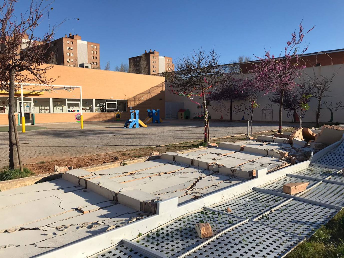 El viento derriba el muro de la escuela infantil municipal de Quatre Carreres