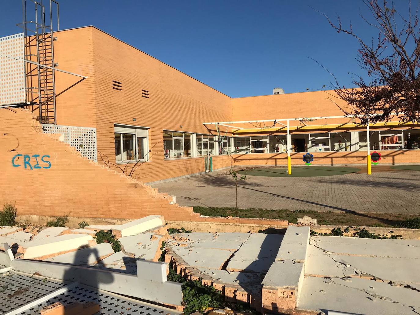 El viento derriba el muro de la escuela infantil municipal de Quatre Carreres