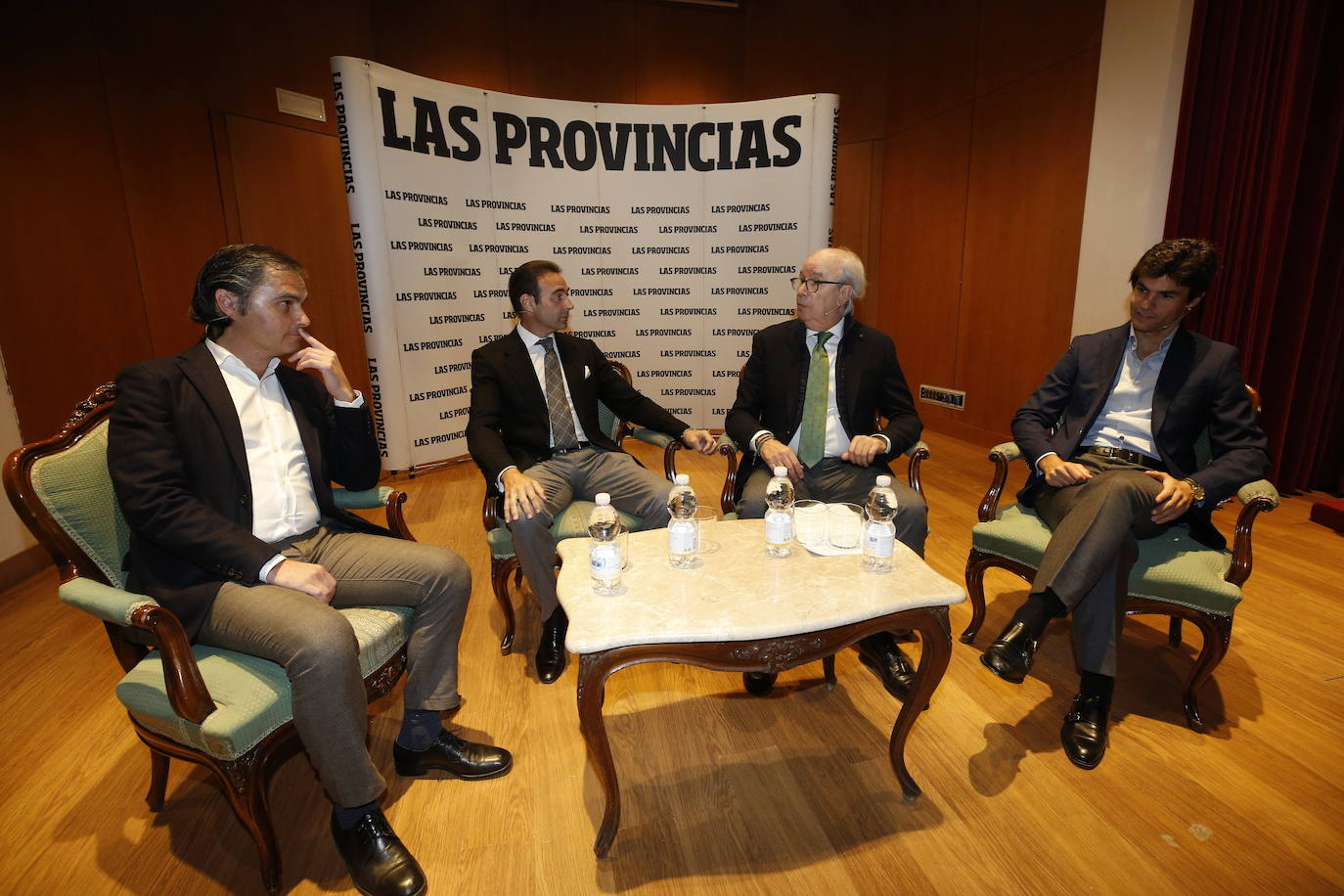 Una nueva edición del espacio Aula LAS PROVINCIAS ha llenado este martes el salón de actos del Ateneo Mercantil de Valencia. La tradicional cita en torno a la feria taurina de Fallas ha sido un adelanto del encuentro entre diestros que el día 16 se verá en la plaza de toros. Un mano a mano de salón protagonizado por los diestros Enrique Ponce y Pablo Aguado acompañados en la mesa de conversación por el crítico taurino de LAS PROVINCIAS, José Luis Benlloch, y Nacho Lloret, gerente del coso de la calle Xàtiva.