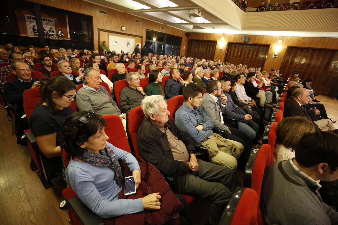 Una nueva edición del espacio Aula LAS PROVINCIAS ha llenado este martes el salón de actos del Ateneo Mercantil de Valencia. La tradicional cita en torno a la feria taurina de Fallas ha sido un adelanto del encuentro entre diestros que el día 16 se verá en la plaza de toros. Un mano a mano de salón protagonizado por los diestros Enrique Ponce y Pablo Aguado acompañados en la mesa de conversación por el crítico taurino de LAS PROVINCIAS, José Luis Benlloch, y Nacho Lloret, gerente del coso de la calle Xàtiva.