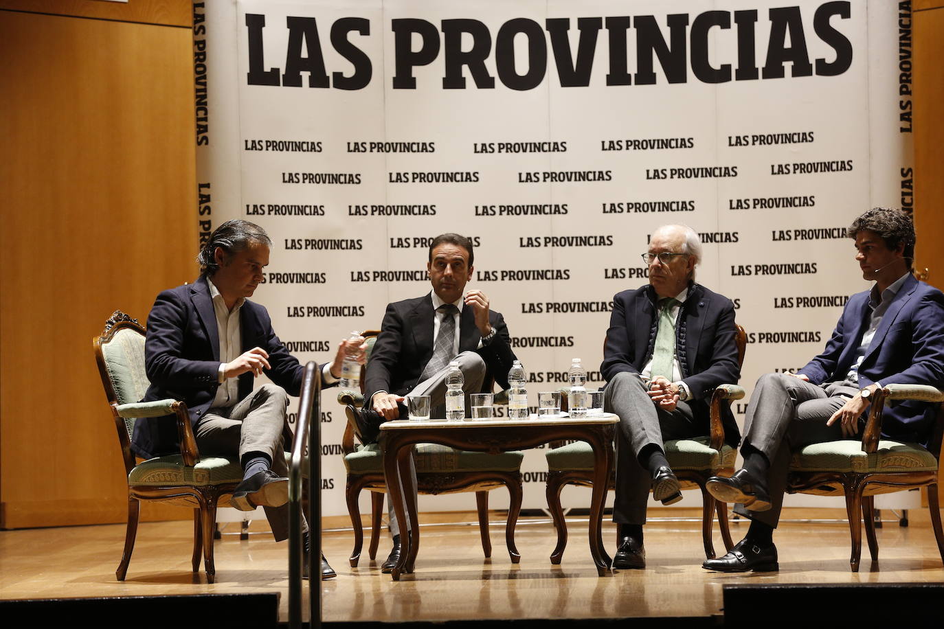 Una nueva edición del espacio Aula LAS PROVINCIAS ha llenado este martes el salón de actos del Ateneo Mercantil de Valencia. La tradicional cita en torno a la feria taurina de Fallas ha sido un adelanto del encuentro entre diestros que el día 16 se verá en la plaza de toros. Un mano a mano de salón protagonizado por los diestros Enrique Ponce y Pablo Aguado acompañados en la mesa de conversación por el crítico taurino de LAS PROVINCIAS, José Luis Benlloch, y Nacho Lloret, gerente del coso de la calle Xàtiva.