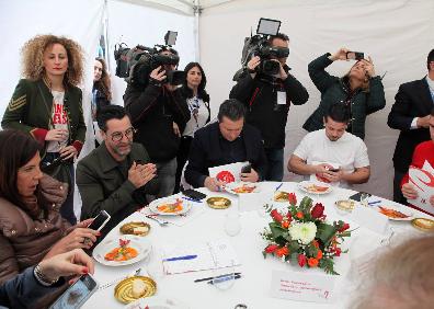 Imagen secundaria 1 - Imágenes del Concurso de la Gamba Roja de Dénia. 