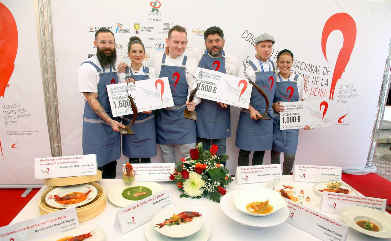 Los tres mejores chefs del Concurso Internacional de Cocina Creativa de la Gamba Roja de Dénia junto a las ocho elaboraciones finalistas. 