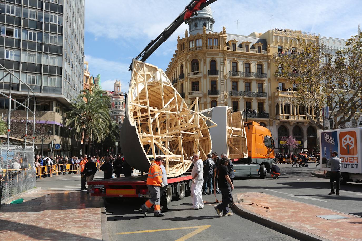 La falla municipal de Valencia 2020 sufre daños durante su traslado a la plaza del Ayuntamiento