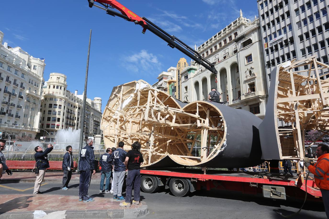 La falla municipal de Valencia 2020 sufre daños durante su traslado a la plaza del Ayuntamiento