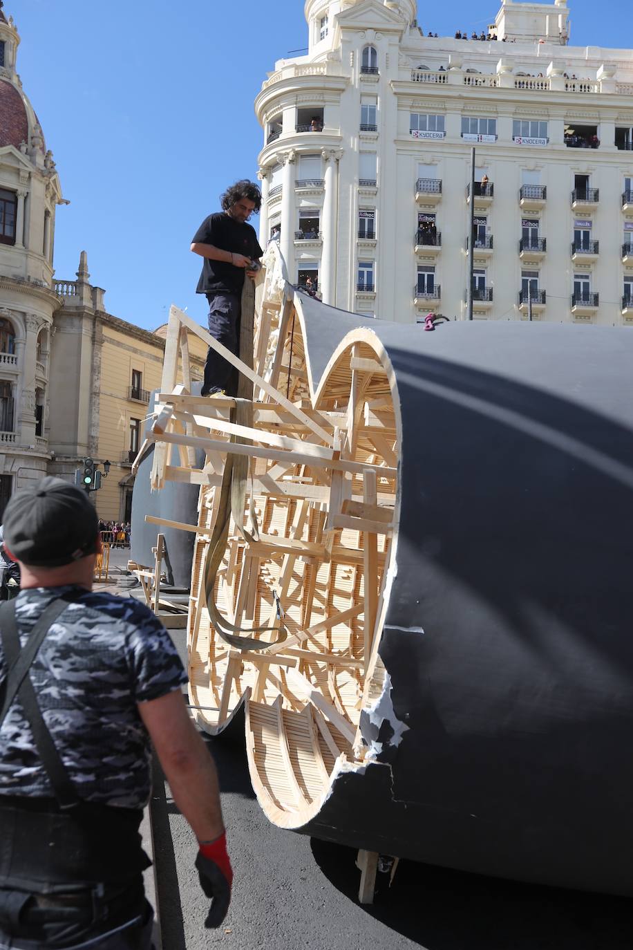 La falla municipal de Valencia 2020 sufre daños durante su traslado a la plaza del Ayuntamiento