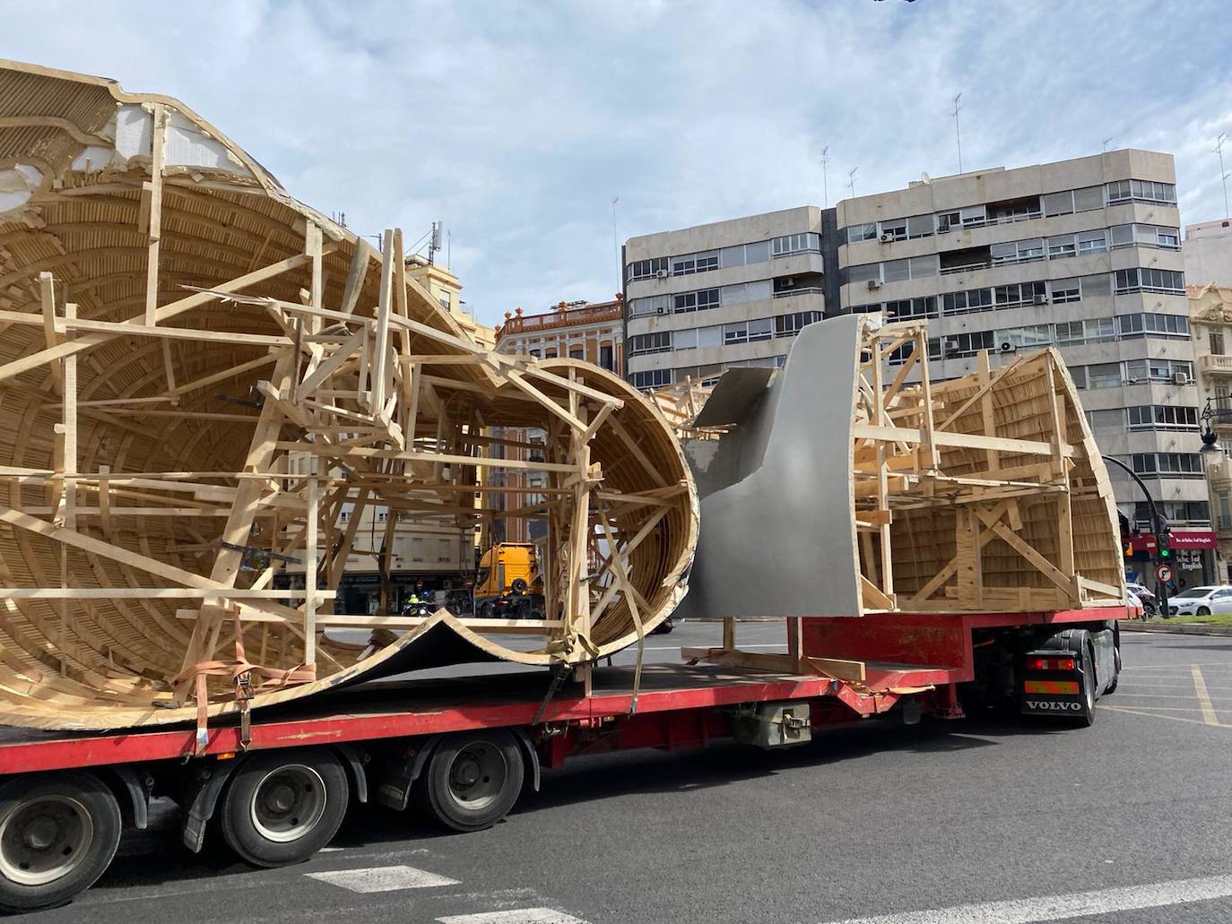 La falla municipal de Valencia 2020 sufre daños durante su traslado a la plaza del Ayuntamiento