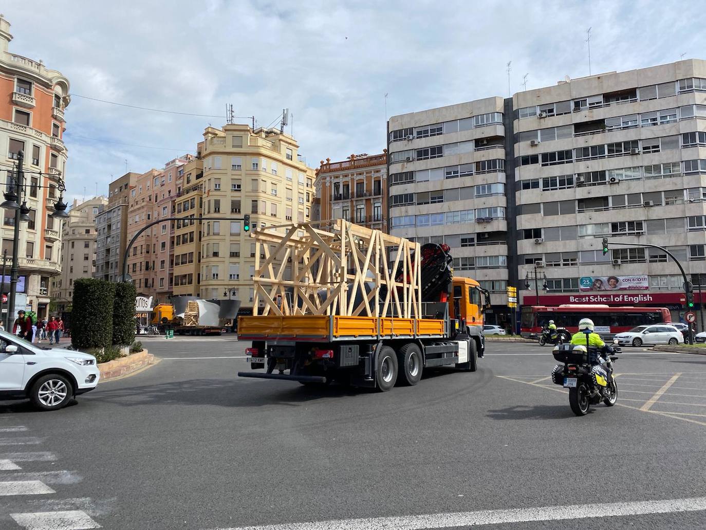 La falla municipal de Valencia 2020 sufre daños durante su traslado a la plaza del Ayuntamiento