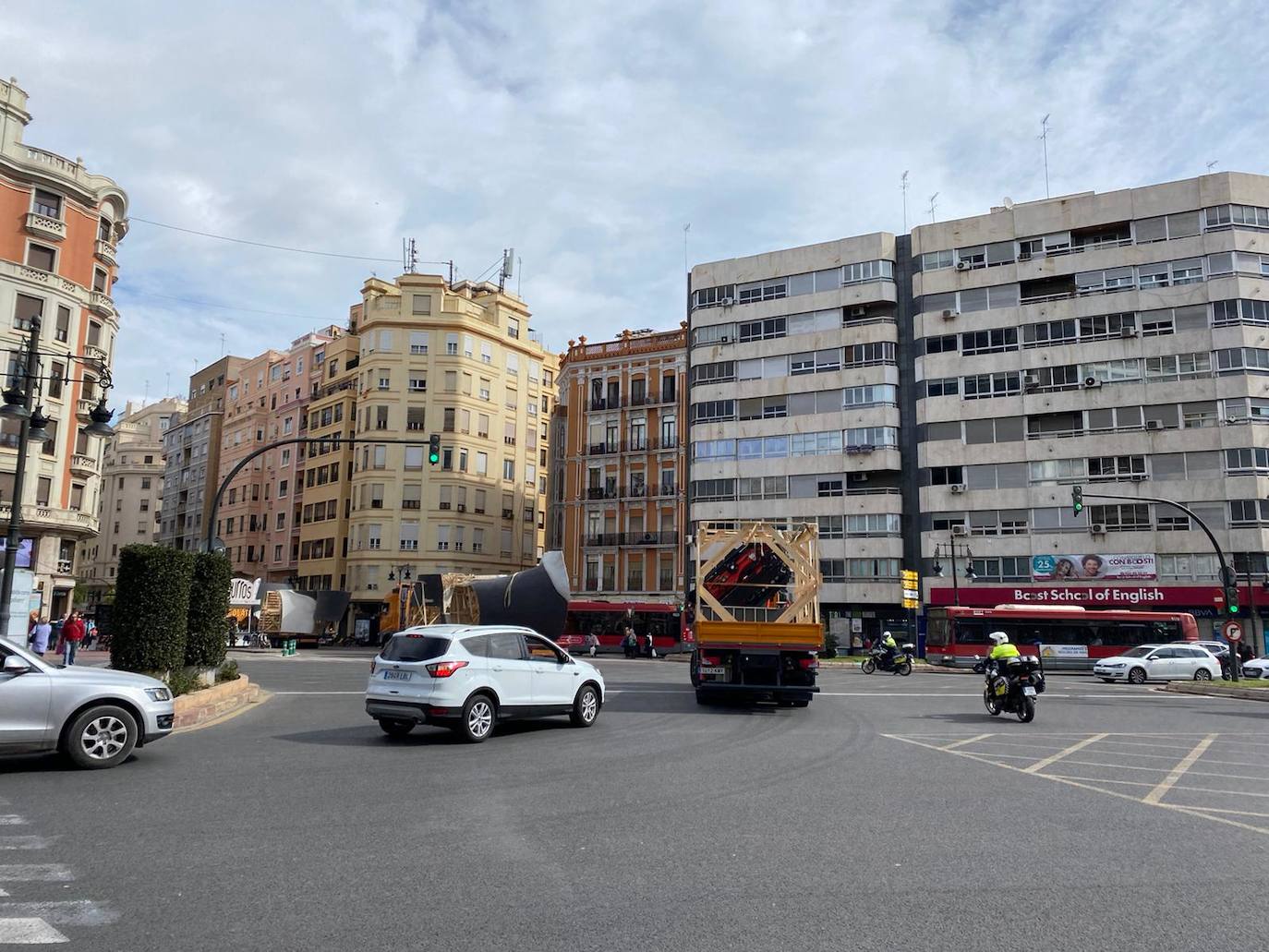 La falla municipal de Valencia 2020 sufre daños durante su traslado a la plaza del Ayuntamiento