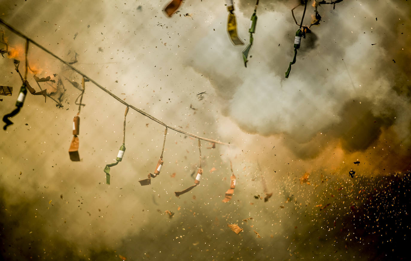 Las imágenes que deja el disparo de Pirotecnia Dragón de Villena en las Fallas de Valencia.