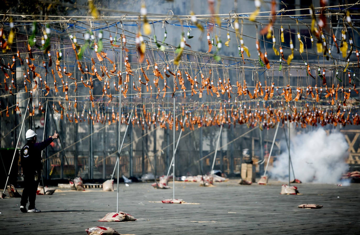 Las imágenes que deja el disparo de Pirotecnia Dragón de Villena en las Fallas de Valencia.