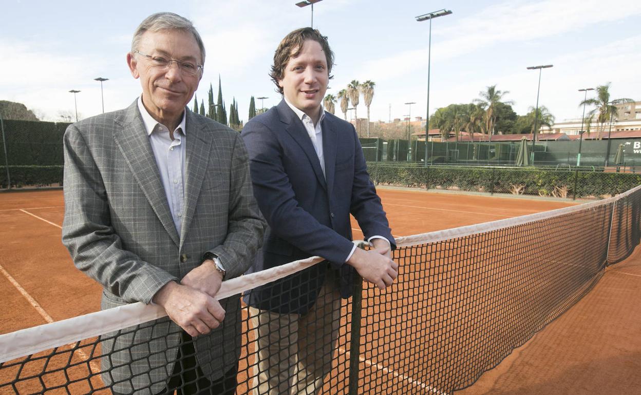 Enrique y Arturo Llobell, en una de las pistas del Club de Tenis Valencia. 