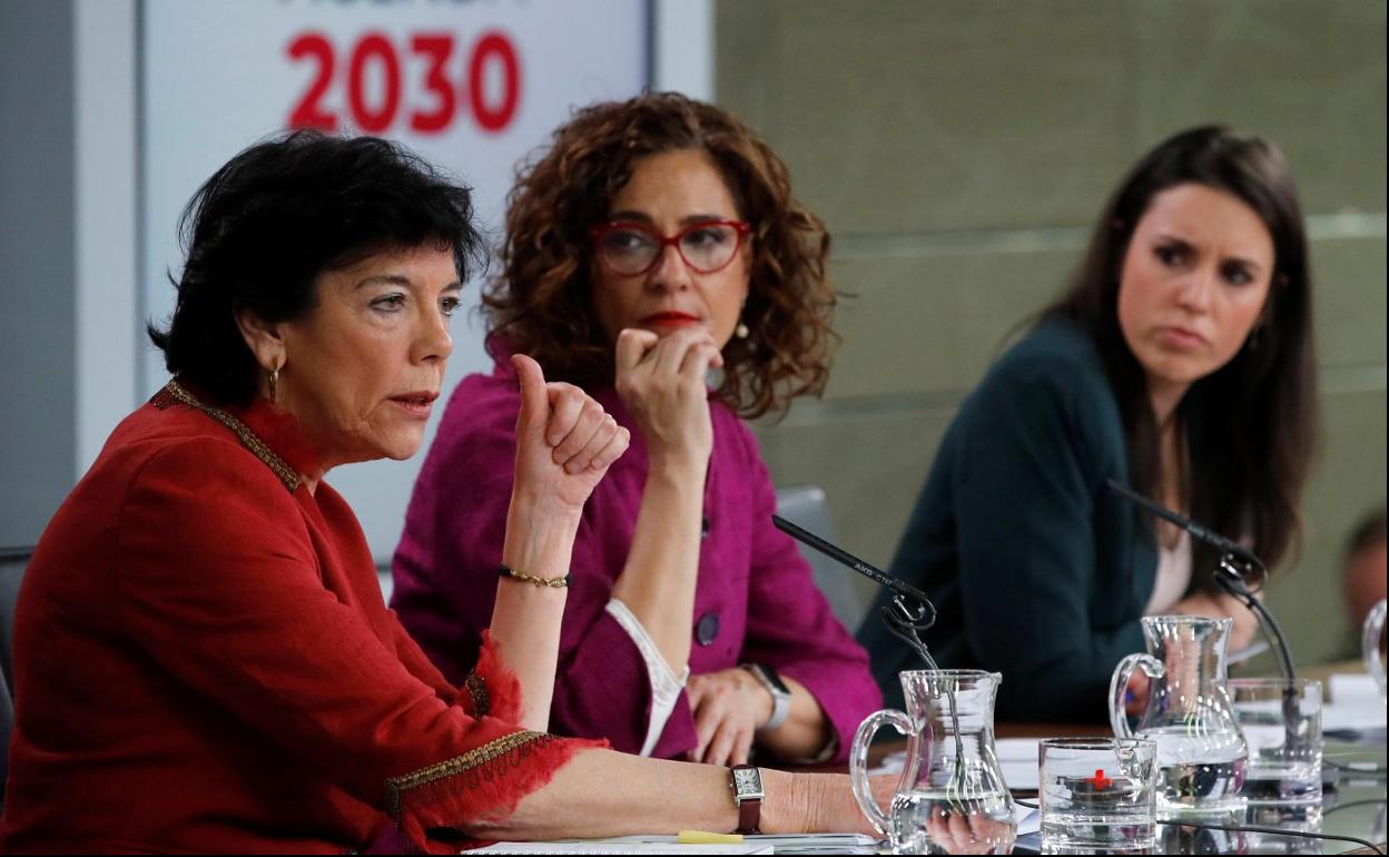 Las ministras de Educación y Hacienda, Isabel Celaá y Maria Jesús Montero, en la rueda de prensa posterior al Consejo de Ministros. j. c. hidalgo/efe