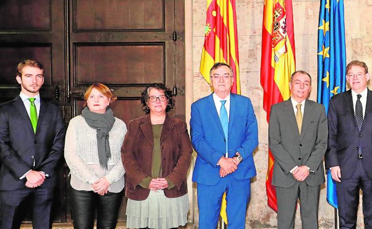 Carlos Sala, a la izquierda, ayer tras la firma del convenio entre Ximo Puig y Salvador Navarro.