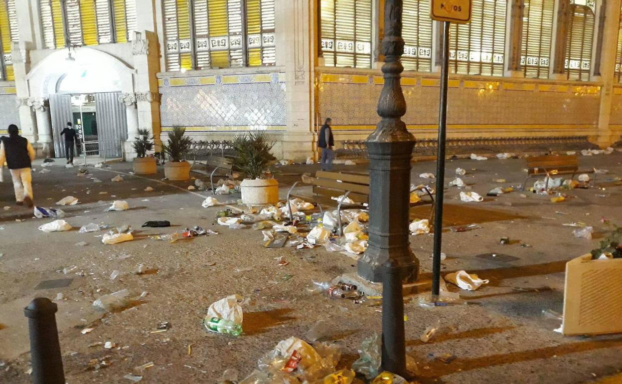 Restos de basura en el entorno del Mercado Central en Fallas el año pasado. 