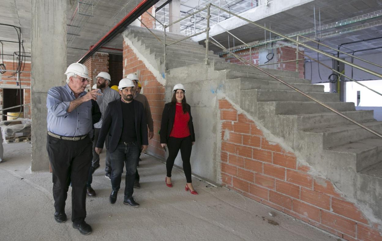 El conseller Vicent Marzà, ayer, durante la visita a las obras del nuevo Ceip El Rajolar de Aldaia. damián torres